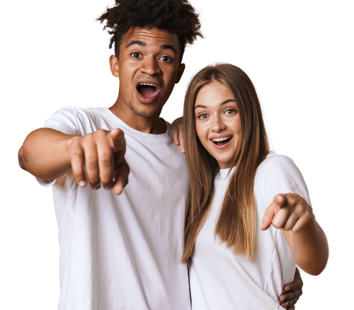 Couple jeune pointant vers l’internaute – MugMyDay, tasses personnalisées imprimées en France